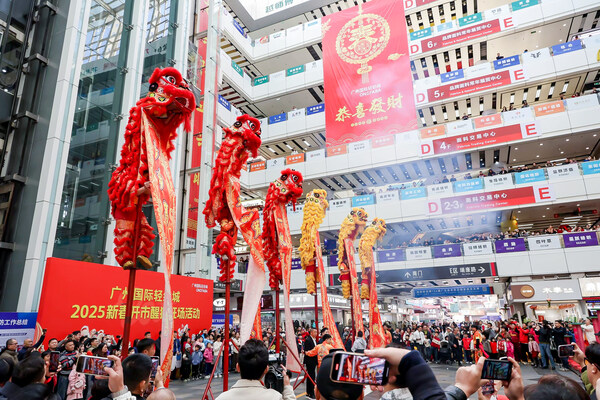 广州国际轻纺城178头雄狮齐舞喜迎蛇年 开门红