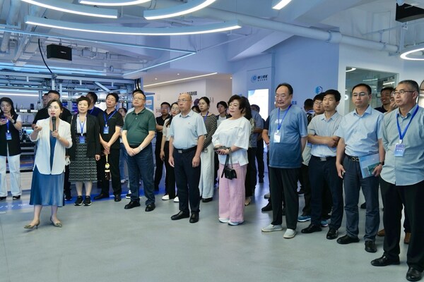 	青岛企业代表团 问道 中之杰智能，探寻中小企业转型 真经 