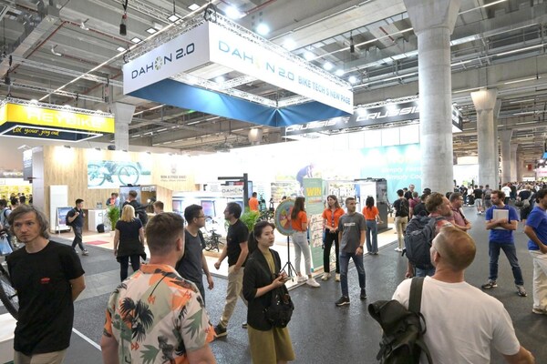韩博士领军DAHON大行 携快车道技术新品强势登陆EUROBIKE 2025