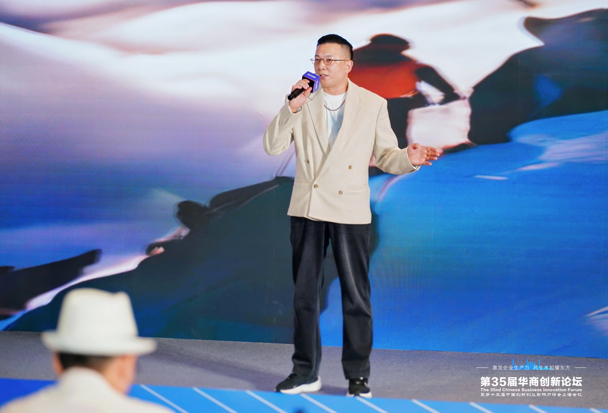 原创音乐人罗逻圣受邀在第35届华商创新论坛倾情演绎《十年磨一剑》