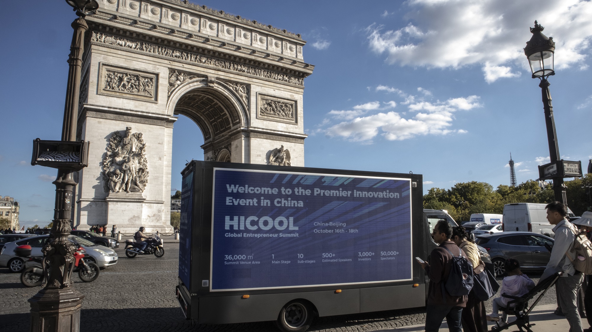 法国巴黎LED车 行驶巴黎圣母院埃菲尔铁塔凯旋门等地标建筑