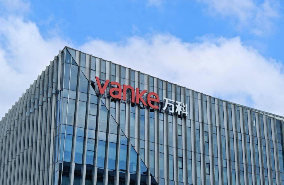 万科跌下神坛，2025年亏损800亿