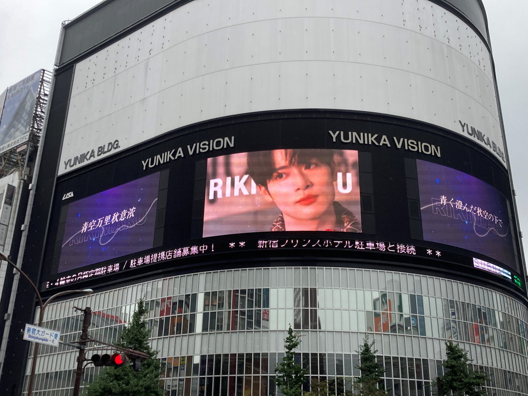 日本东京新宿LABI曲面LED新宿火车站户外大屏