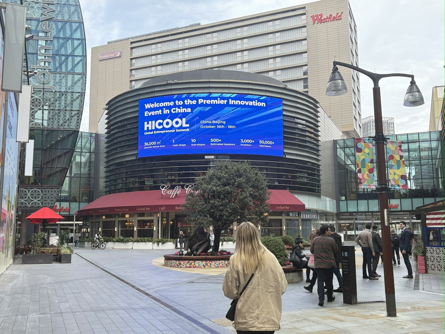 英国伦敦Westlifed弧形大屏